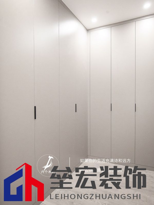 103㎡三居室一門(mén)到頂?shù)囊鹿裨O(shè)計(jì)，簡(jiǎn)約又溫馨