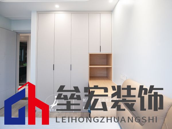 103㎡三居室一門(mén)到頂?shù)囊鹿裨O(shè)計(jì)，簡(jiǎn)約又溫馨