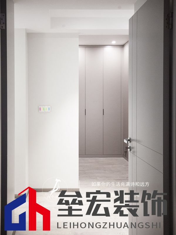 103㎡三居室一門(mén)到頂?shù)囊鹿裨O(shè)計(jì)，簡(jiǎn)約又溫馨
