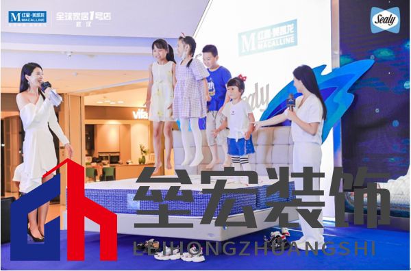  何姿現(xiàn)場邀請小朋友在絲漣“曜“上體驗(yàn)跳水起跳動(dòng)作